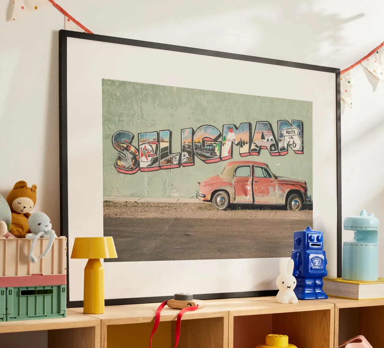 Route 66, USA I Auto d'epoca retrò a Seligman poster con telaio in legno da Julie Travel Photography