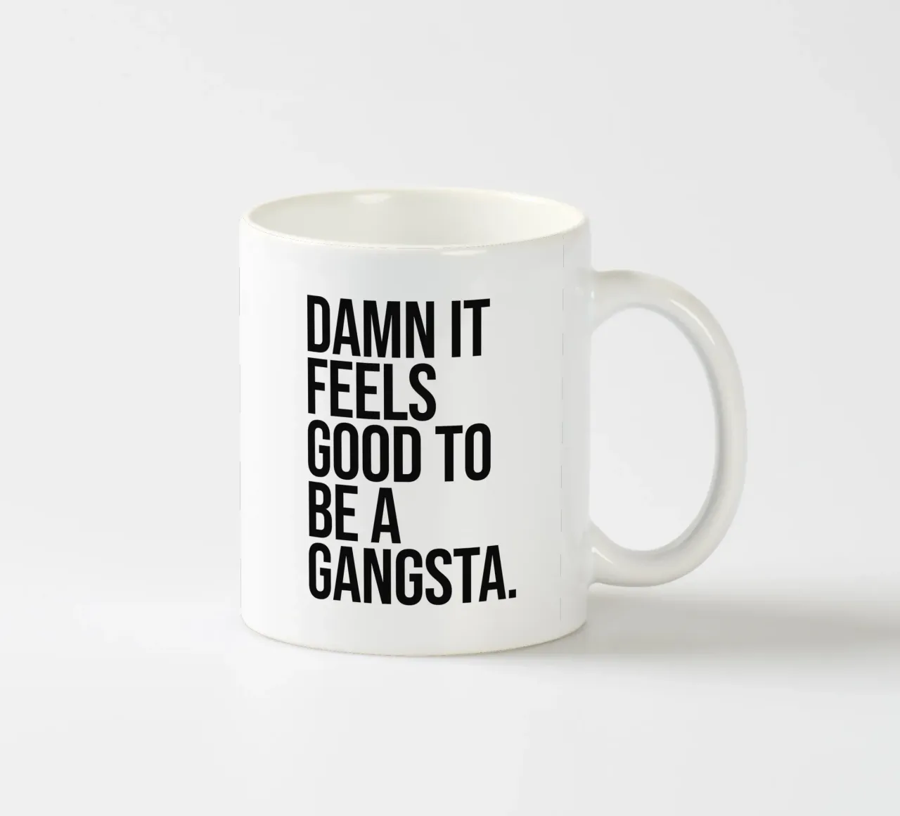La vie d'un gangsta, c'est bien, c'est bien, c'est bien, c'est bien, c'est bien, c'est bien... mug en céramique de Paigaam Studio