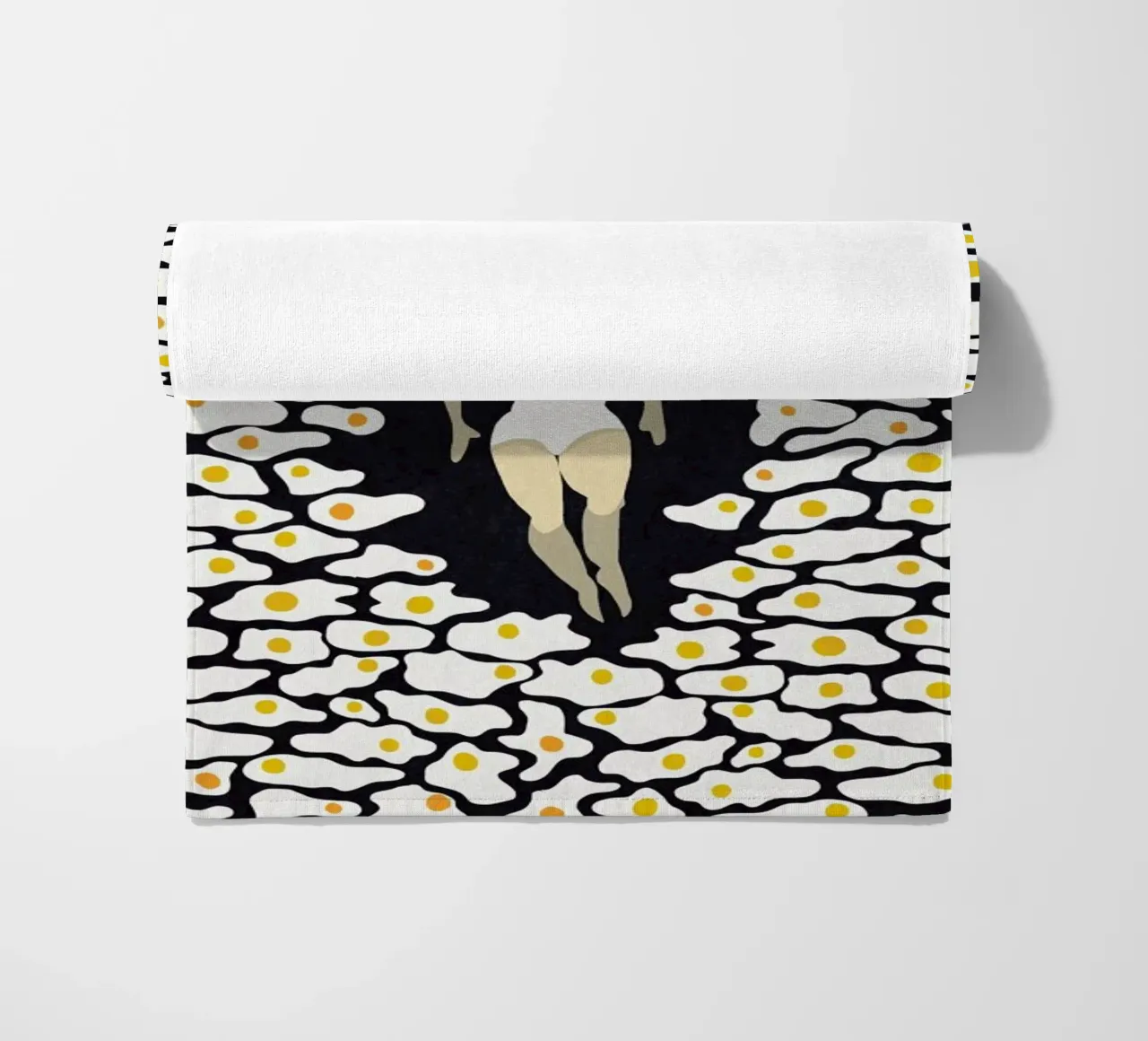 Surrounded Strandtuch von Amalia Restrepo