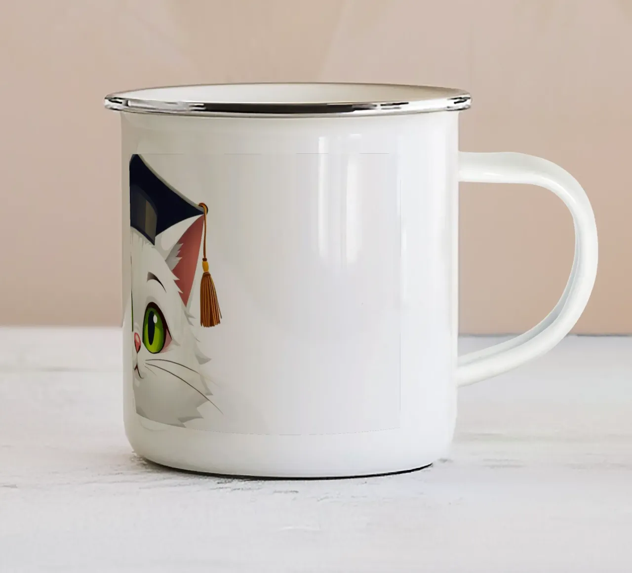 Simpatico gatto bianco che indossa un cappello da laurea, seduto felicemente tazza in smalto da DesignDoodle