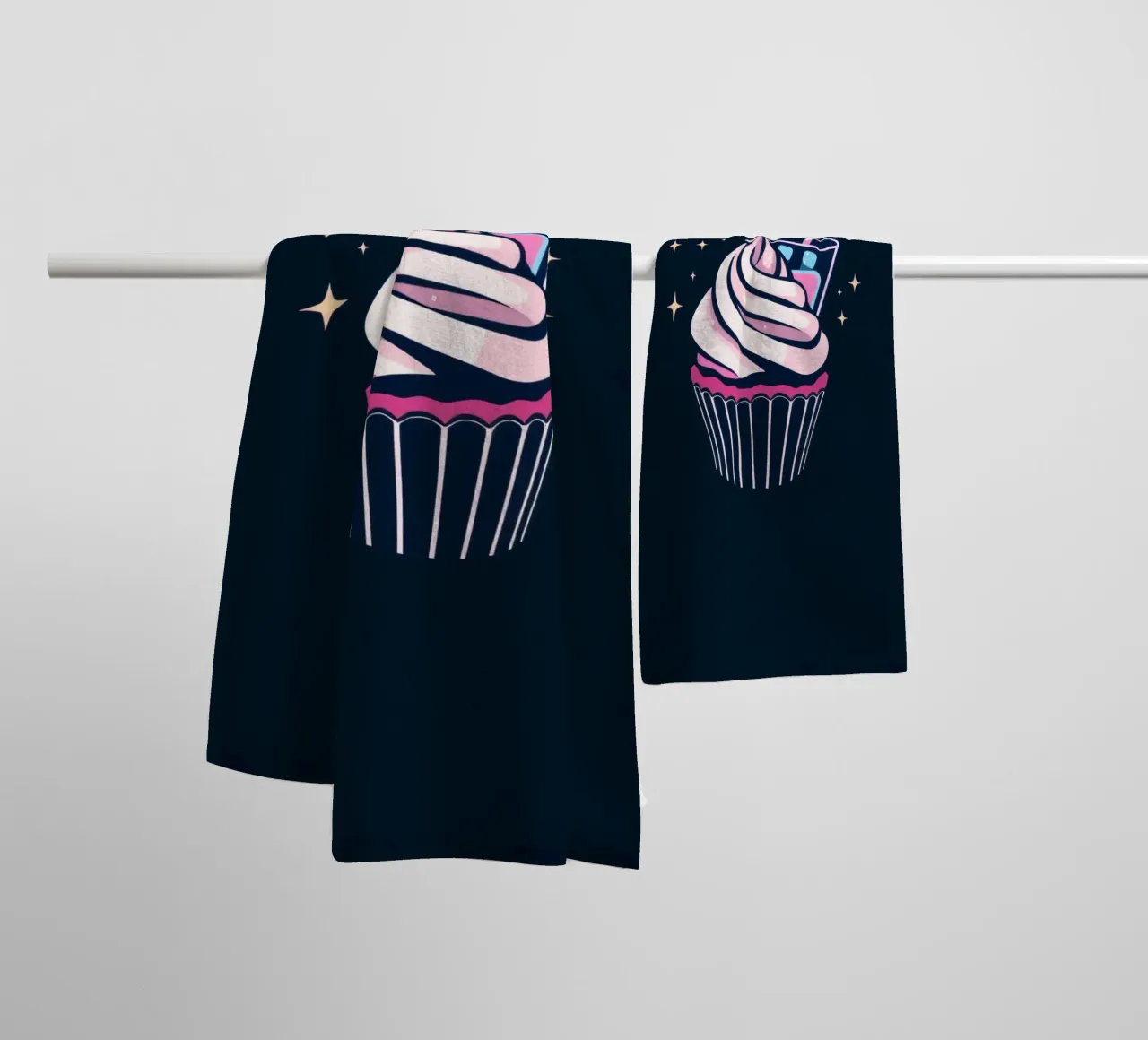 Cupcake coloré recouvert d'un glaçage tourbillonnant serviette de bain de DesignDoodle