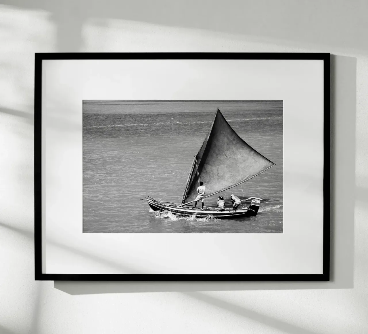 Sailboat no. 1 BW poster con telaio in legno da adrianooliveiraphoto