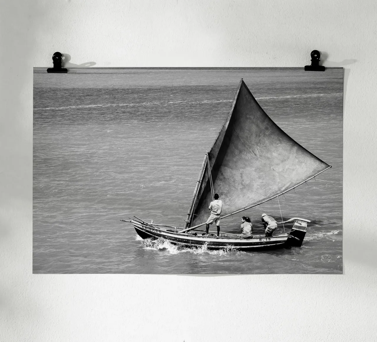 Sailboat no. 1 BW poster con telaio in legno da adrianooliveiraphoto