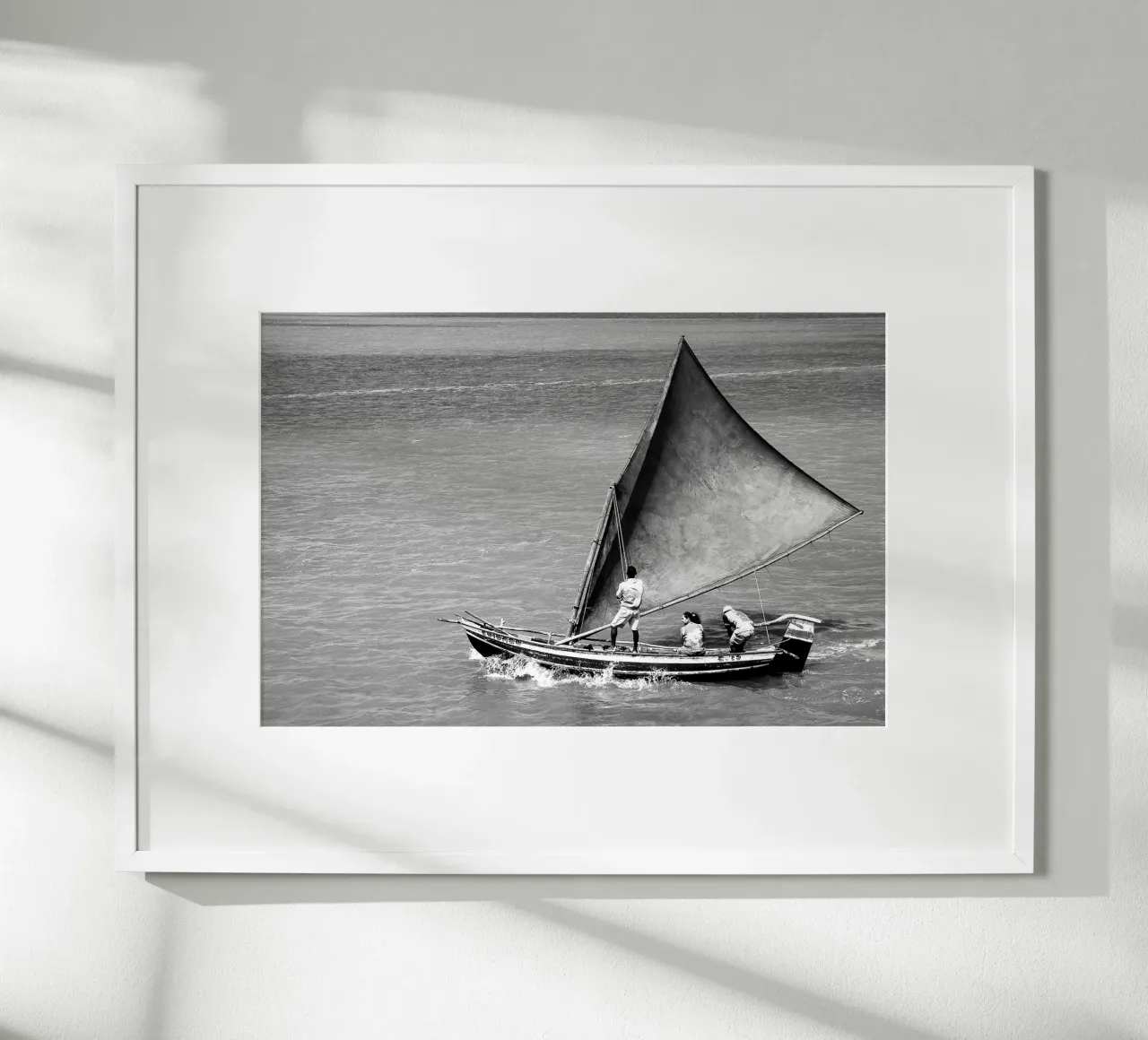 Sailboat no. 1 BW poster con telaio in legno da adrianooliveiraphoto