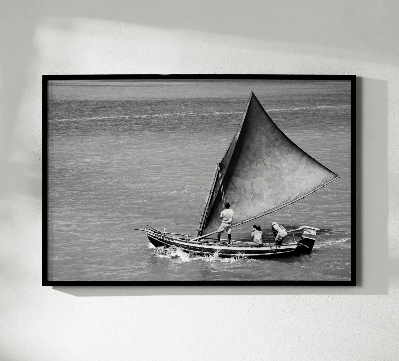 Sailboat no. 1 BW poster con telaio in legno da adrianooliveiraphoto