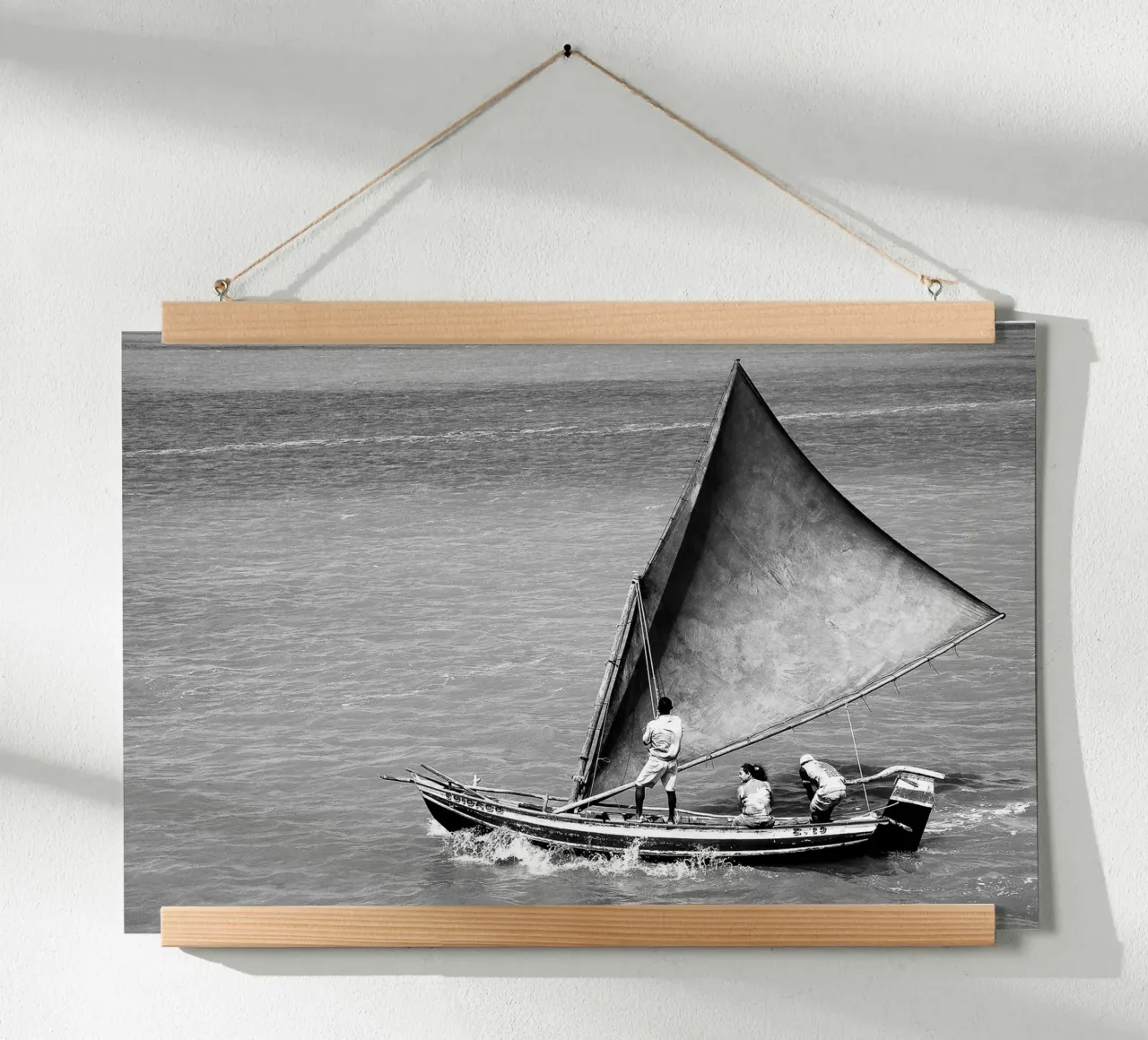Sailboat no. 1 BW poster con telaio in legno da adrianooliveiraphoto