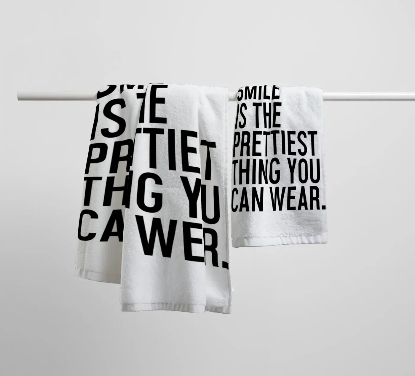 A Smile Is The Prettiest asciugamano da bagno da Honeymoon Hotel