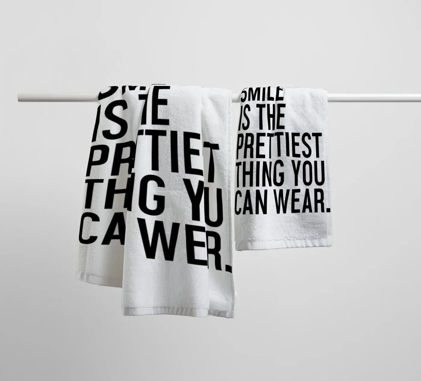 A Smile Is The Prettiest asciugamano da bagno da Honeymoon Hotel