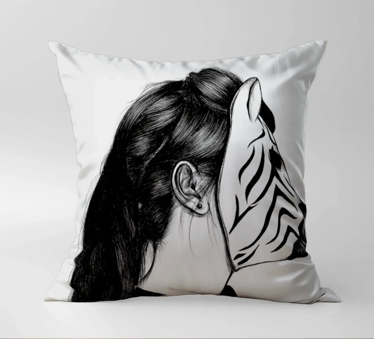 Peculiar Zebra cuscino da The White Deer