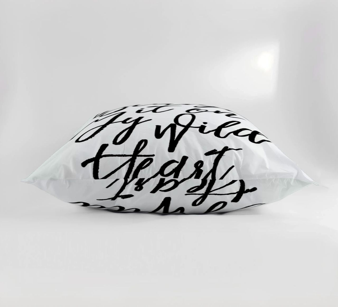 Blame It On My Wild Heart cuscino da Honeymoon Hotel