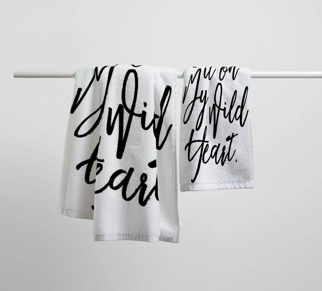 Blame It On My Wild Heart asciugamano da bagno da Honeymoon Hotel