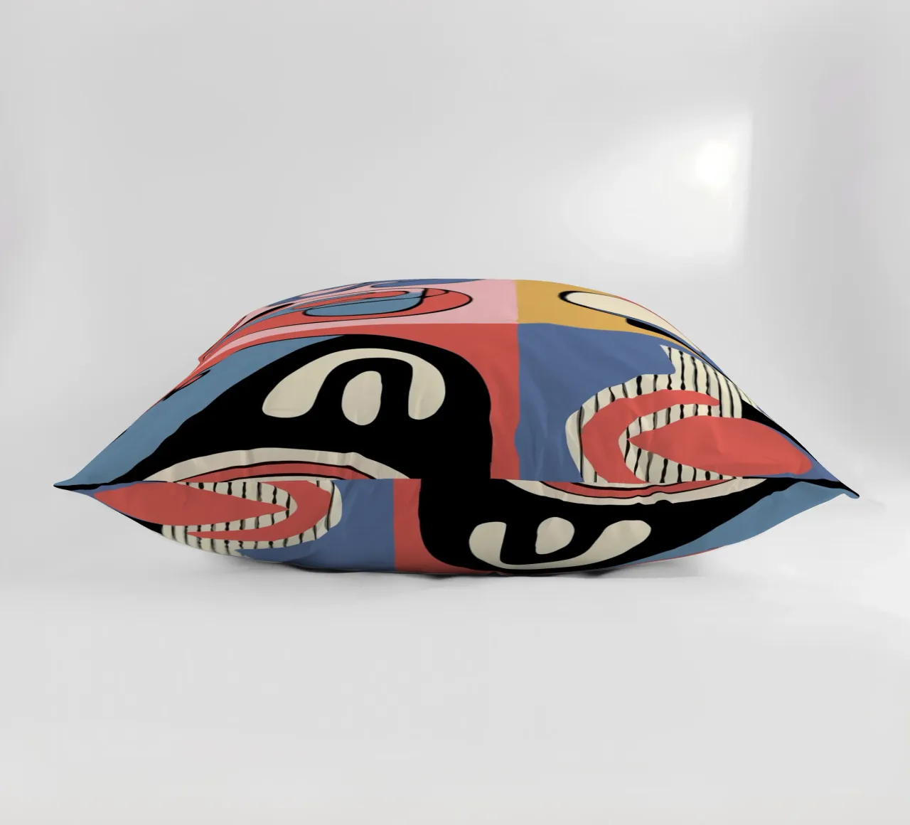 Vibrant abstract shapes and bold cuscino da ramosashop