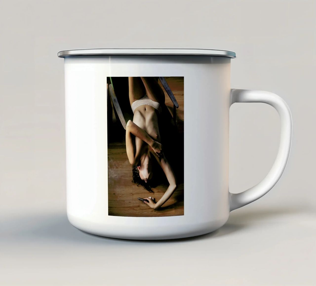 Masstone tazza in smalto da Matevž Kosterov