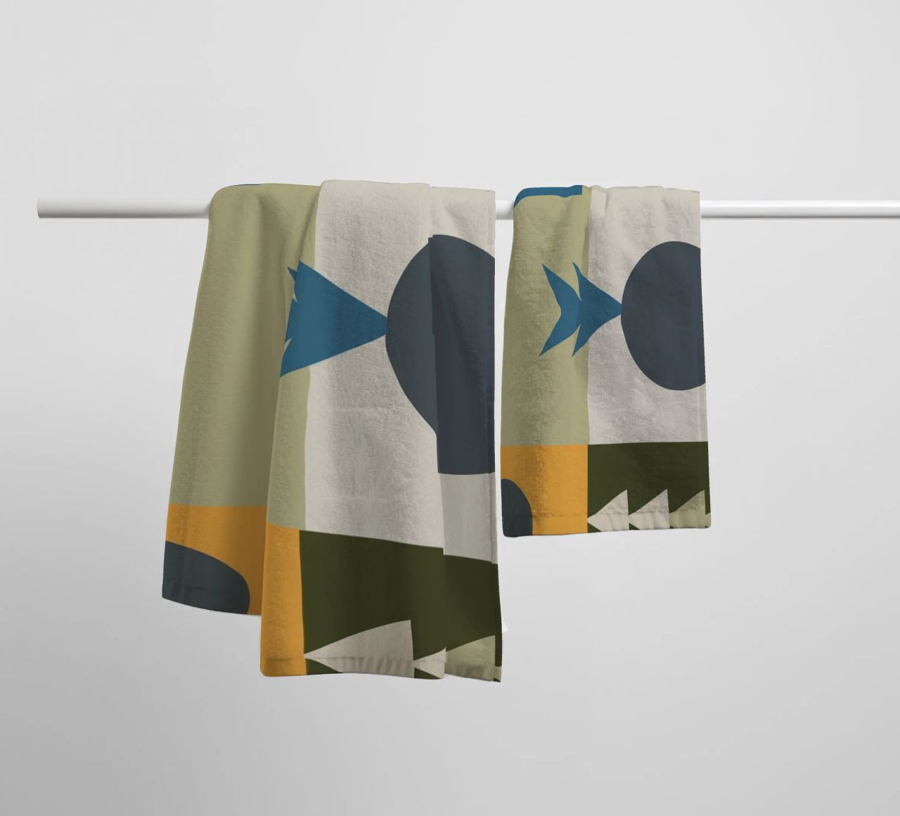 Geometric shapes in muted colors asciugamano da bagno da ramosashop