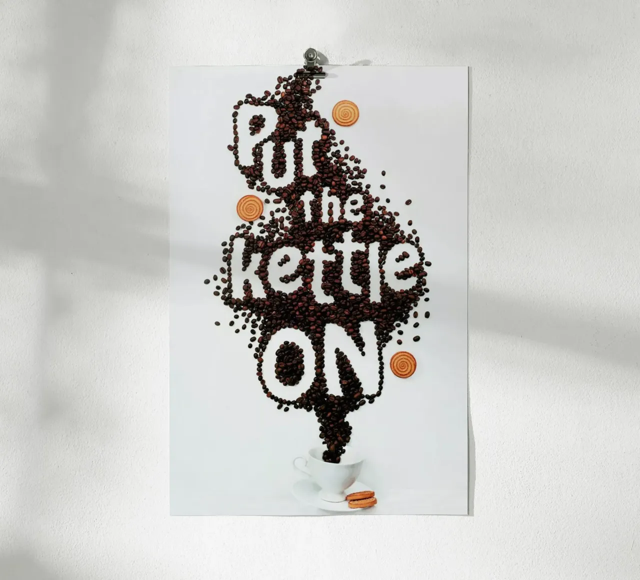 Put The Kettle On! - Dina Belenko poster con telaio in plastica da Pictufy