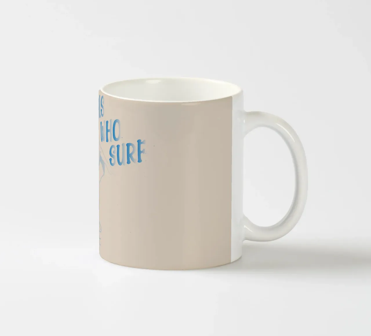 Ragazze che fanno surf tazza in ceramica da Gunawan Rb