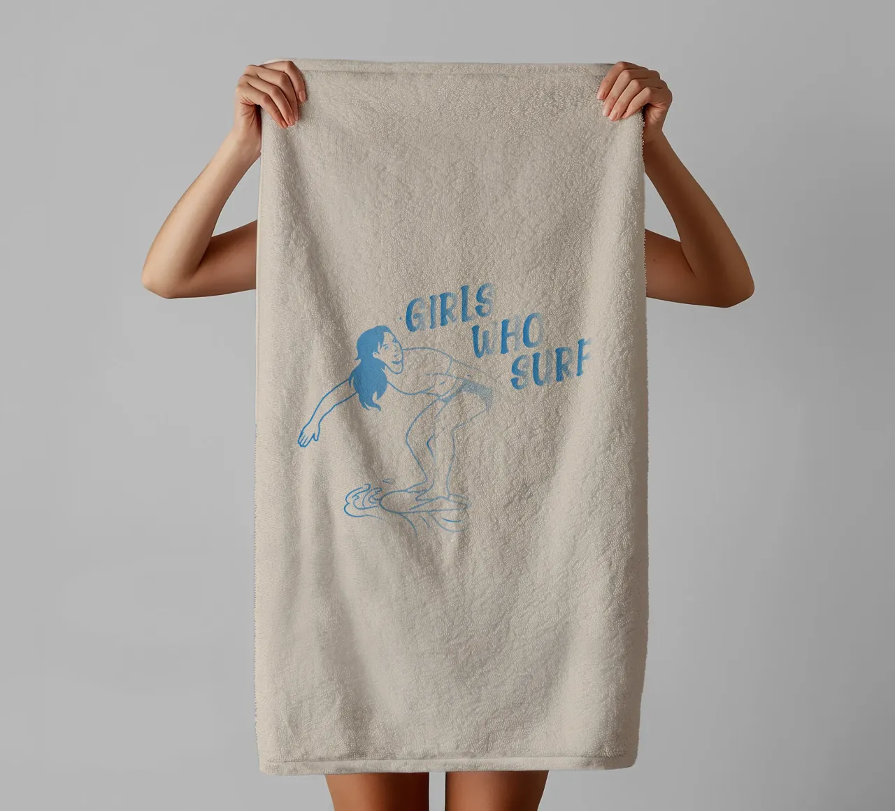 Ragazze che fanno surf asciugamano da bagno da Gunawan Rb