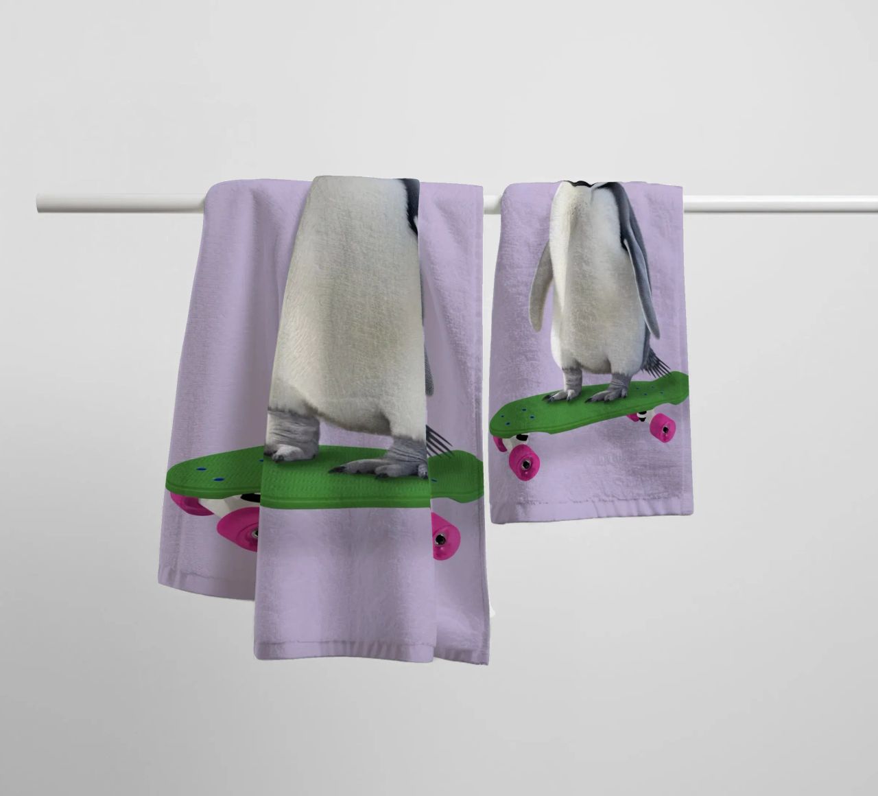 Skate Penguin asciugamano da bagno da Dagmar Pels