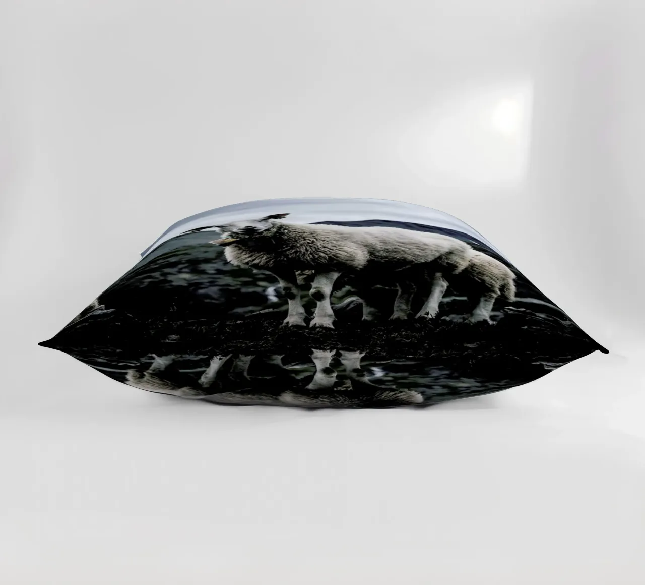 Sheep 2 cuscino da Chris Abatzis