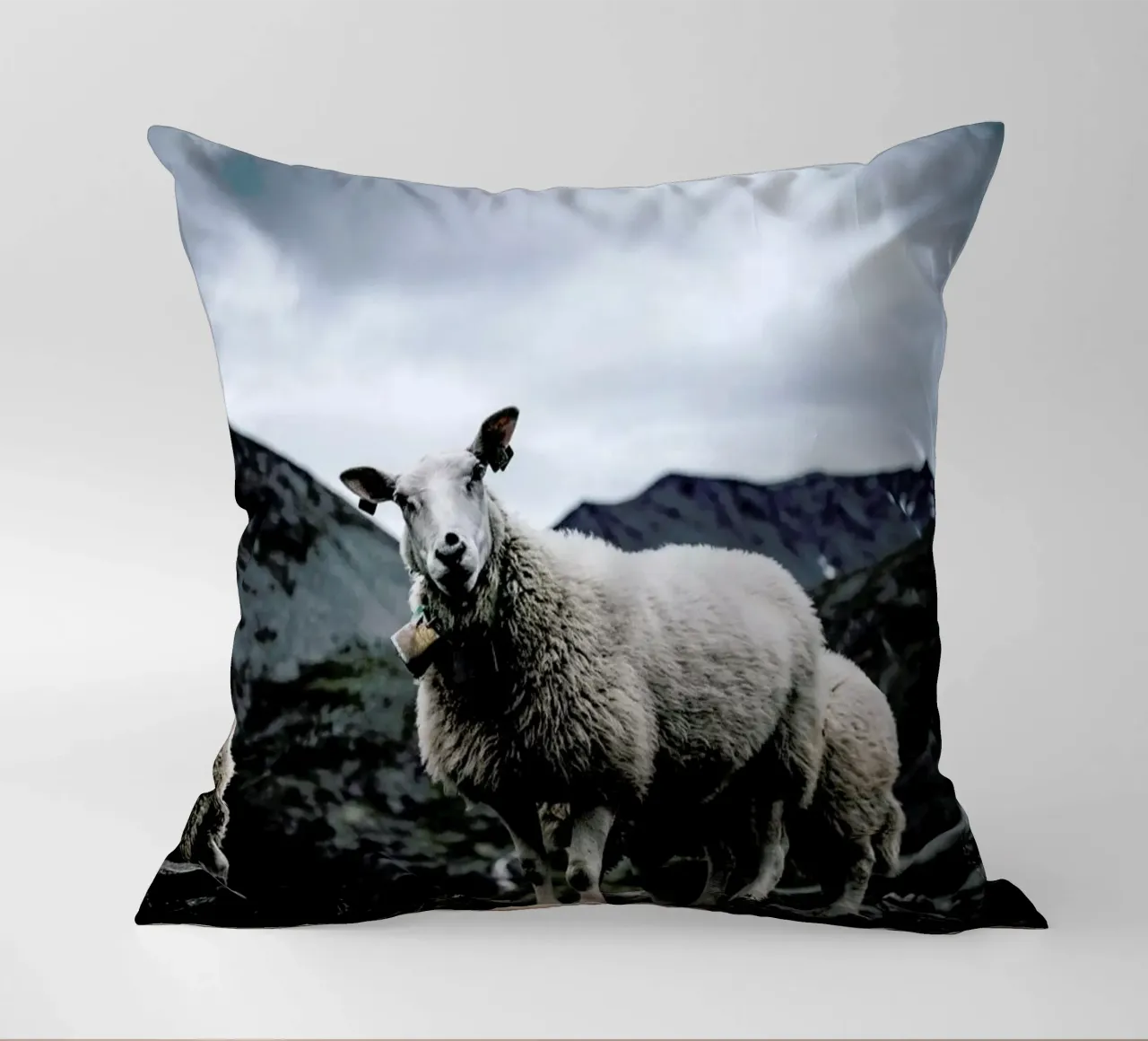 Sheep 2 cuscino da Chris Abatzis