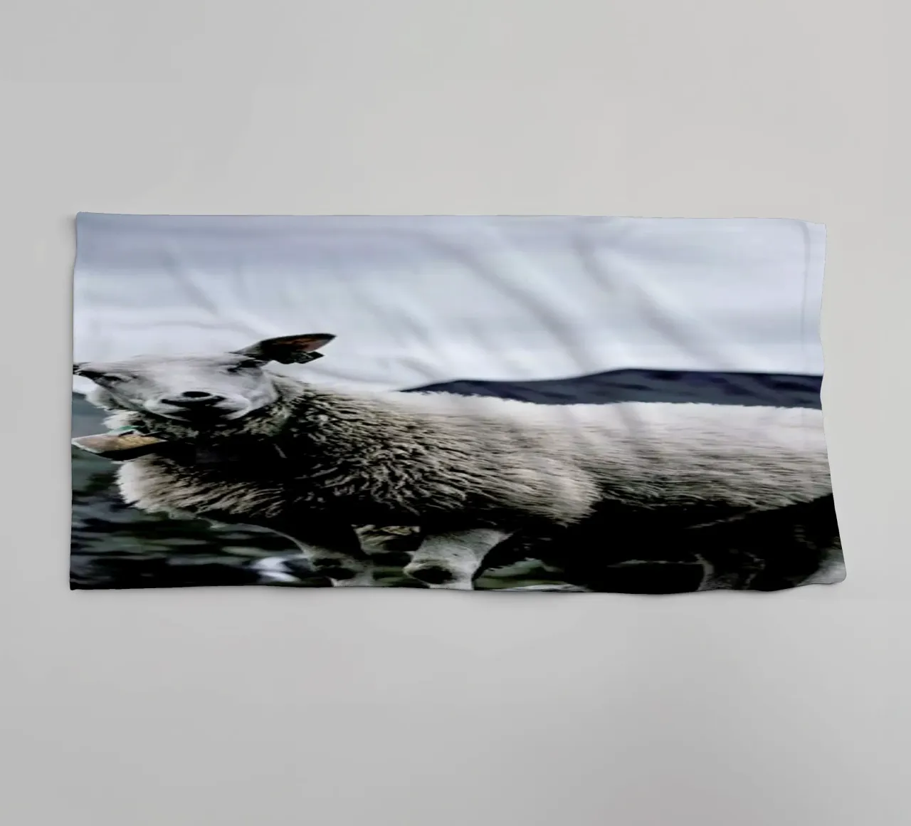 Sheep 2 asciugamano da bagno da Chris Abatzis