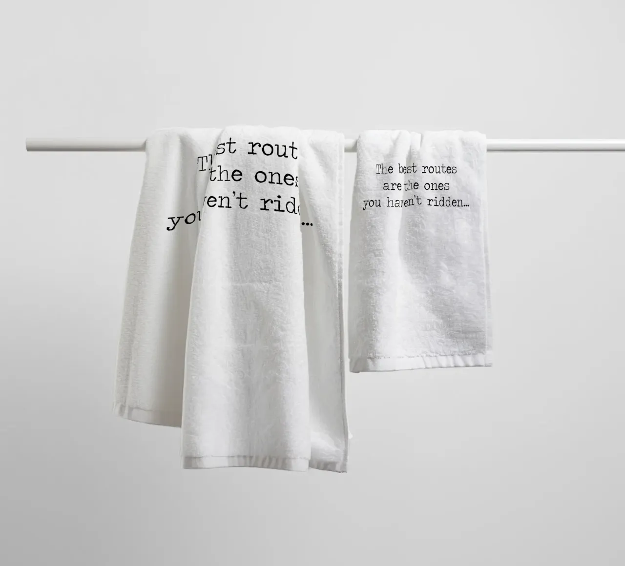 Las mejores rutas son las que no has recorrido cita toalla de baño de Summer Soul Co. - Quotes