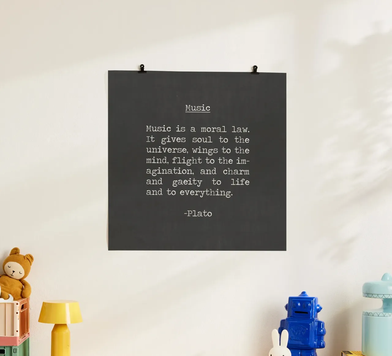 "La musica è una legge morale che dà anima all'universo" Platone poster con telaio in plastica da Summer Soul Co. - Quotes