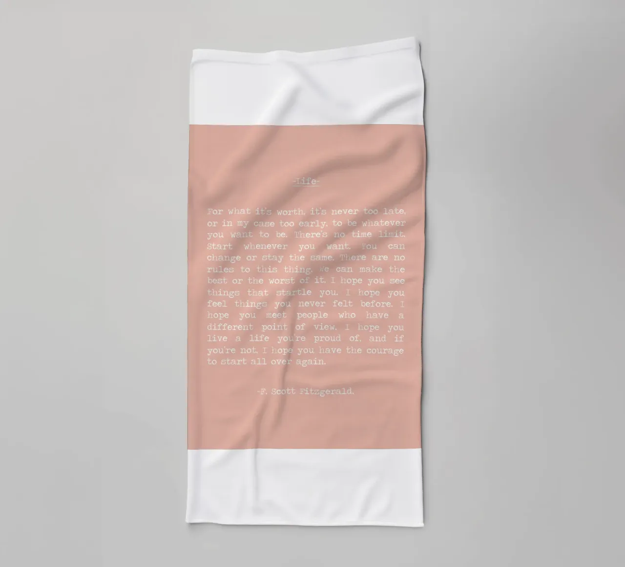 "Por si sirve de algo, nunca es demasiado tarde" F Scott Fitzgerald toalla de baño de Summer Soul Co. - Quotes