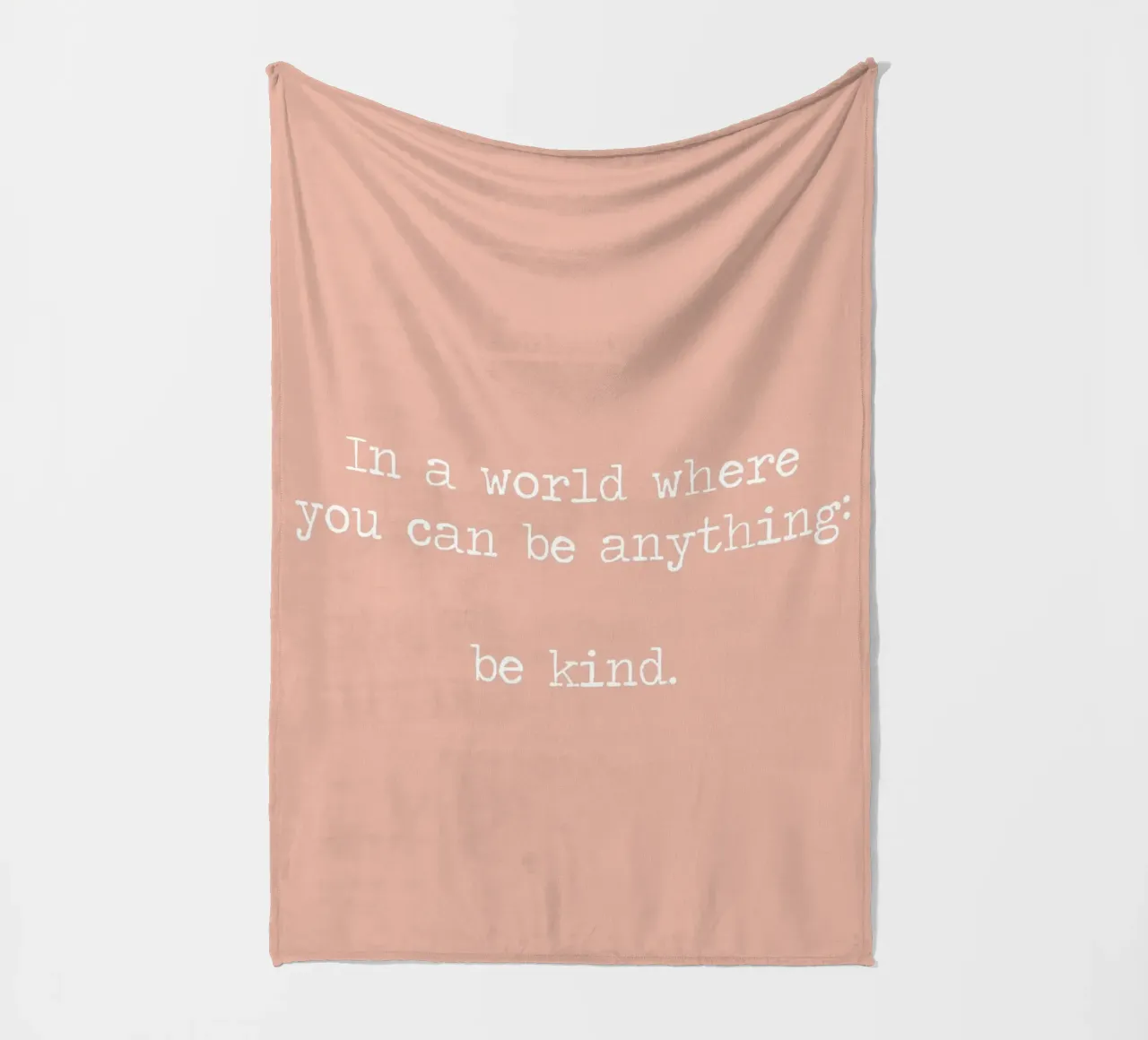 In un mondo in cui si può essere qualsiasi cosa, sii gentile Citazione coperta in pile da Summer Soul Co. - Quotes