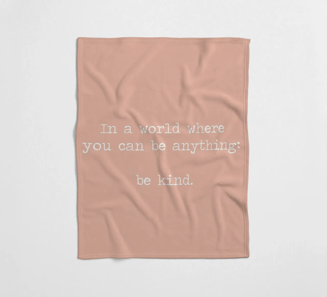 In un mondo in cui si può essere qualsiasi cosa, sii gentile Citazione coperta in pile da Summer Soul Co. - Quotes
