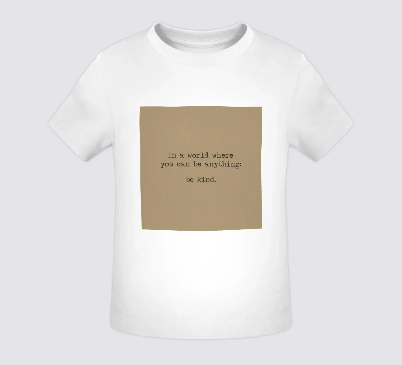 In een wereld waar je alles kunt zijn Be Kind Woordkunst baby t-shirt van Summer Soul Co. - Quotes