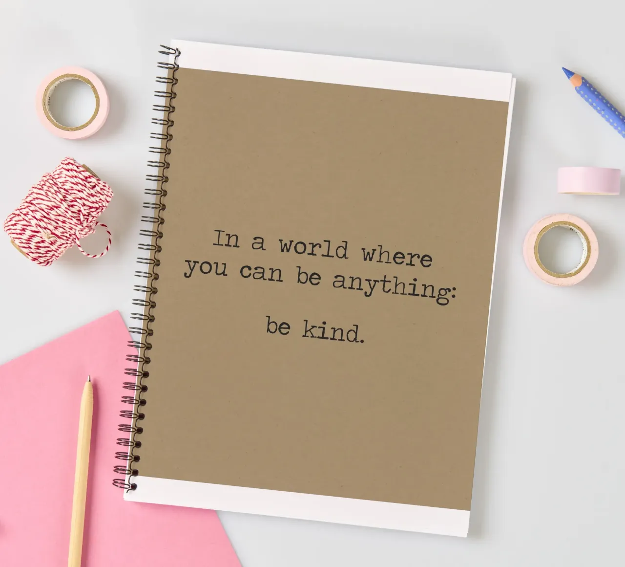 Dans un monde où vous pouvez être n'importe quoi, soyez gentil Word Art carnet à spirale de Summer Soul Co. - Quotes