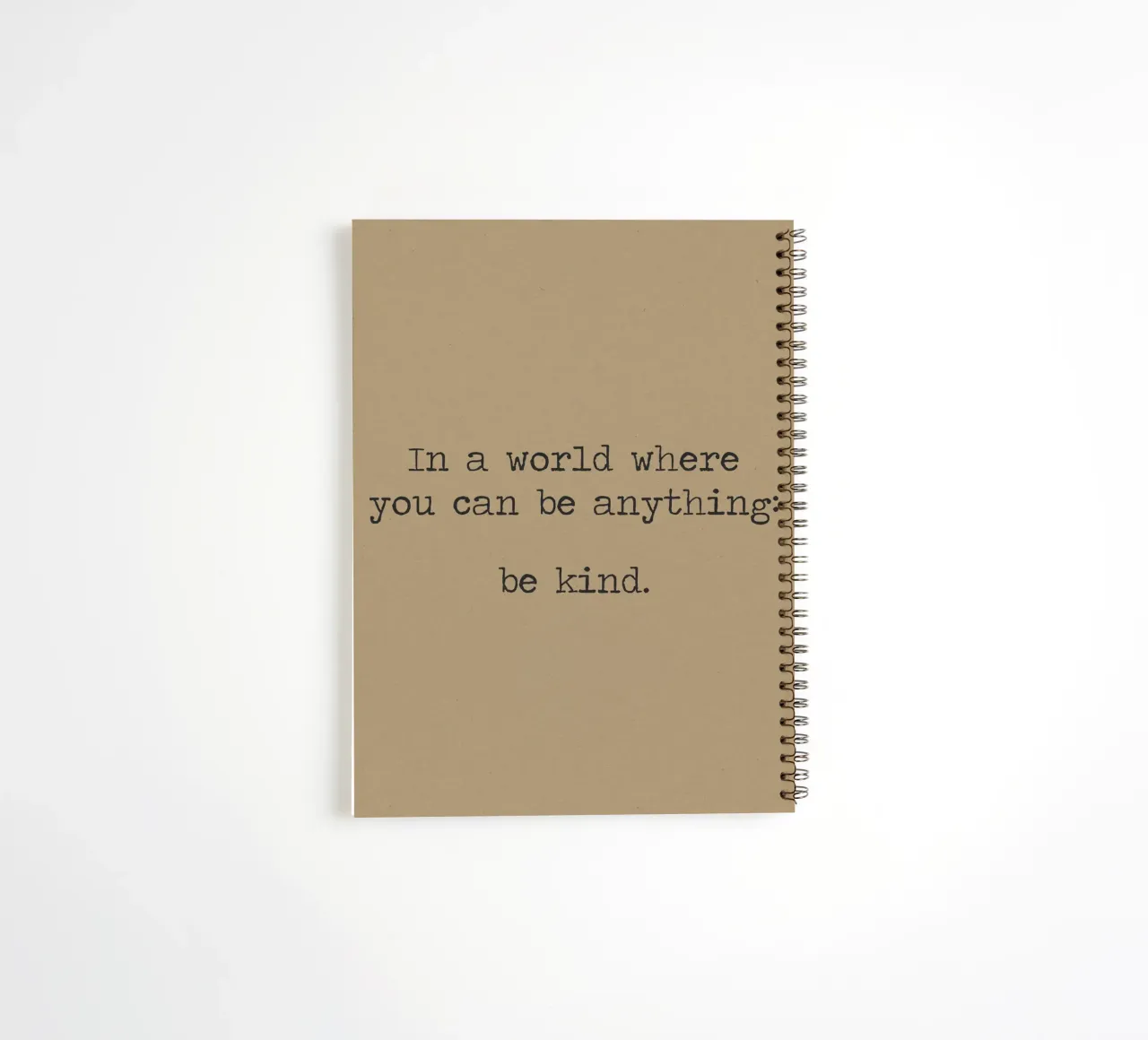 Dans un monde où vous pouvez être n'importe quoi, soyez gentil Word Art carnet à spirale de Summer Soul Co. - Quotes