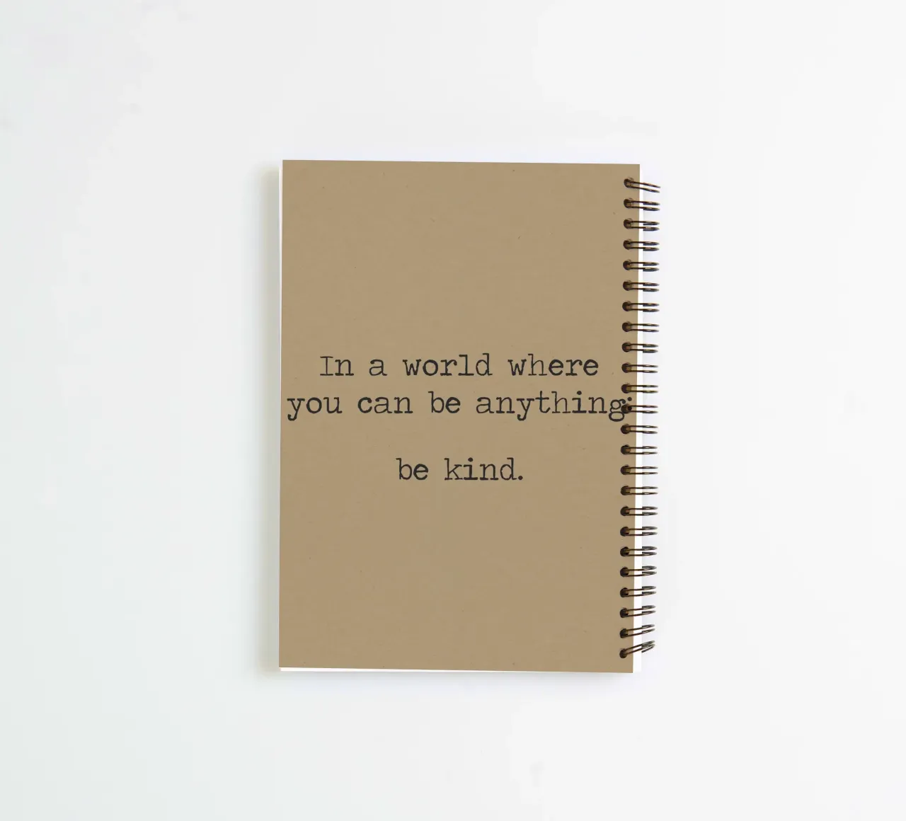 Dans un monde où vous pouvez être n'importe quoi, soyez gentil Word Art carnet à spirale de Summer Soul Co. - Quotes