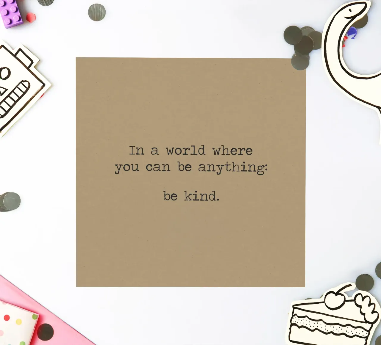 Dans un monde où vous pouvez être n'importe quoi, soyez gentil Word Art autocollant de Summer Soul Co. - Quotes