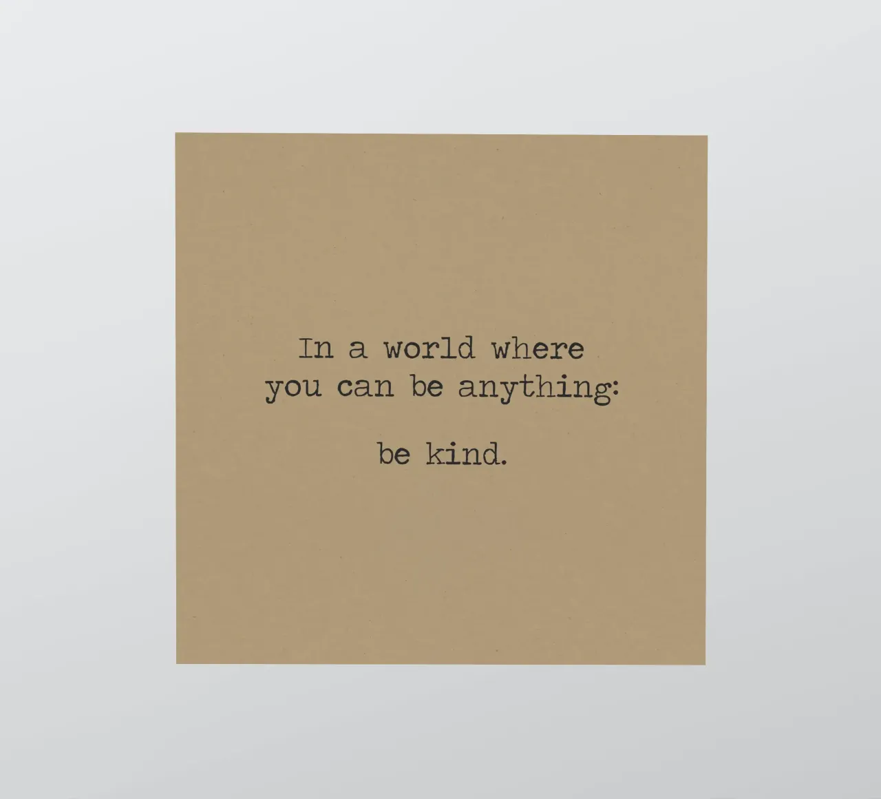 Dans un monde où vous pouvez être n'importe quoi, soyez gentil Word Art autocollant de Summer Soul Co. - Quotes