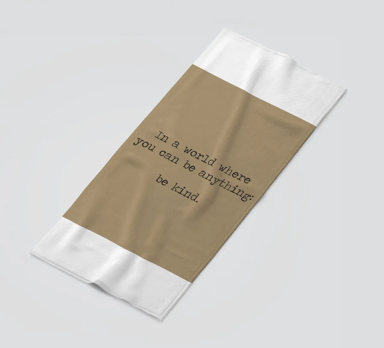 Dans un monde où vous pouvez être n'importe quoi, soyez gentil Word Art serviette de plage de Summer Soul Co. - Quotes