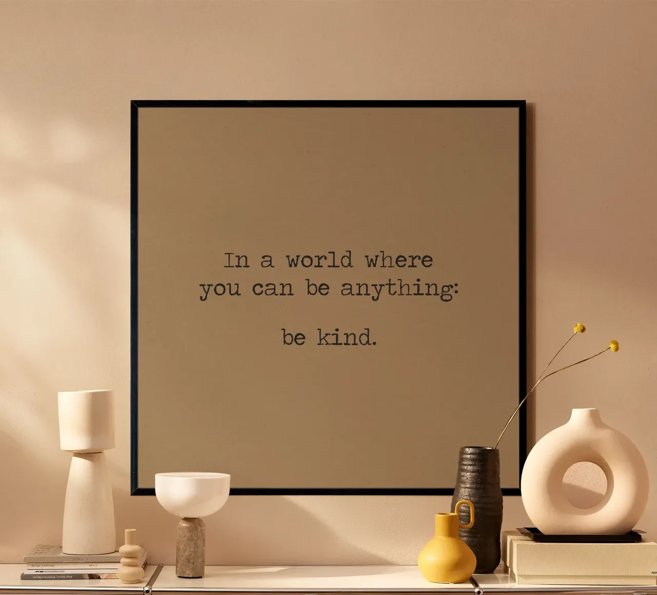 In einer Welt, in der man alles sein kann, sei freundlich Wortkunst Poster von Summer Soul Co. - Quotes