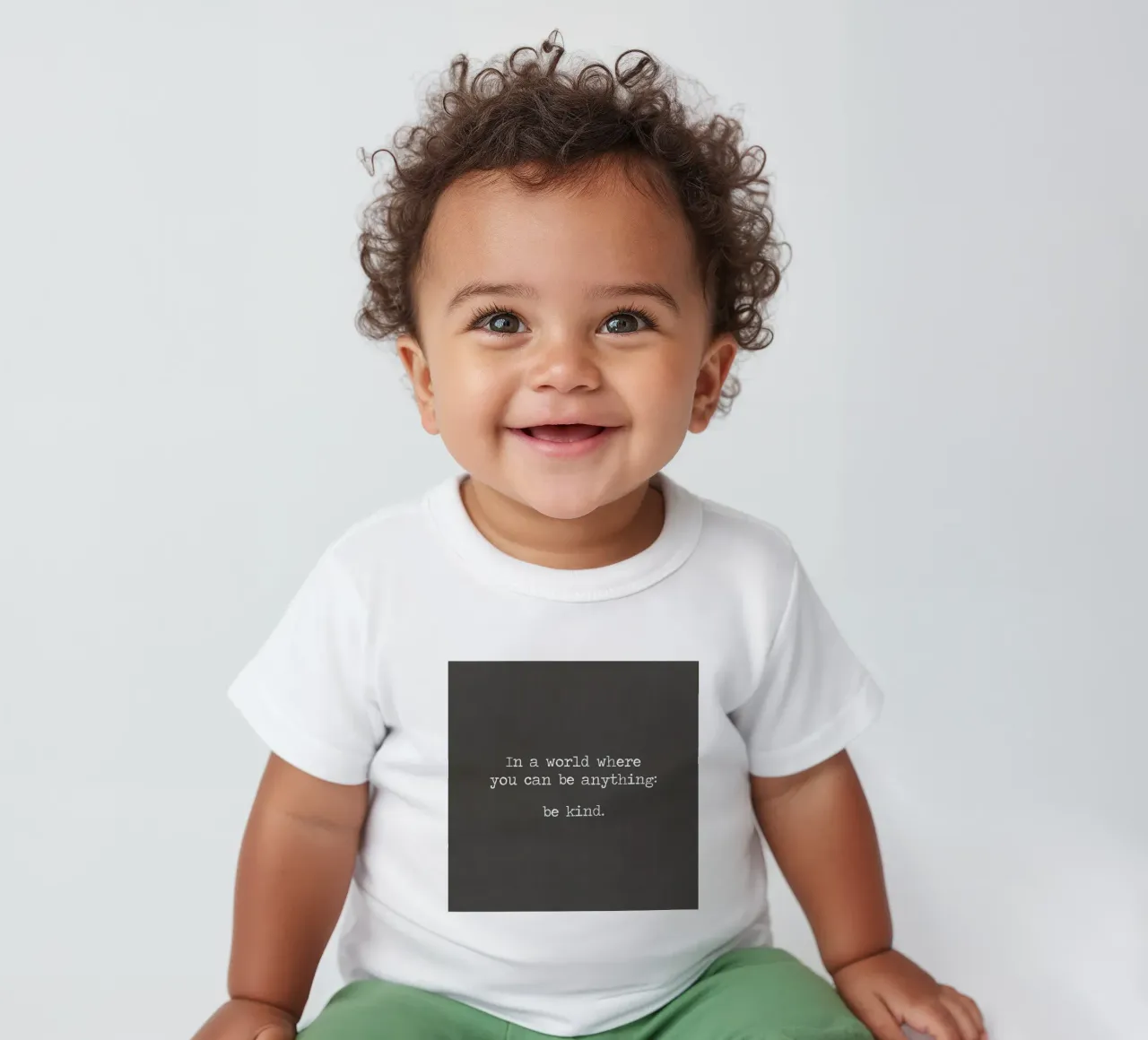 "Dans un monde où vous pouvez être n'importe quoi, soyez gentil" Vintage noir t-shirt pour bébé de Summer Soul Co. - Quotes