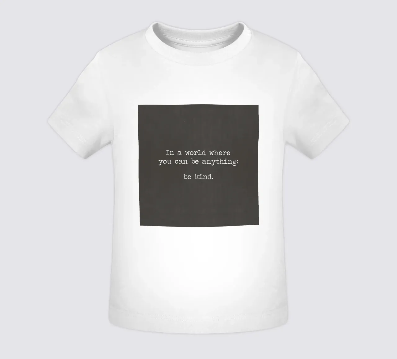 "Dans un monde où vous pouvez être n'importe quoi, soyez gentil" Vintage noir t-shirt pour bébé de Summer Soul Co. - Quotes