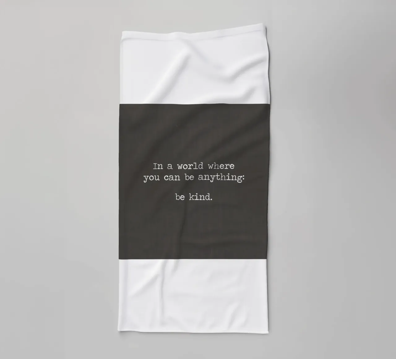"Dans un monde où vous pouvez être n'importe quoi, soyez gentil" Vintage noir serviette de bain de Summer Soul Co. - Quotes