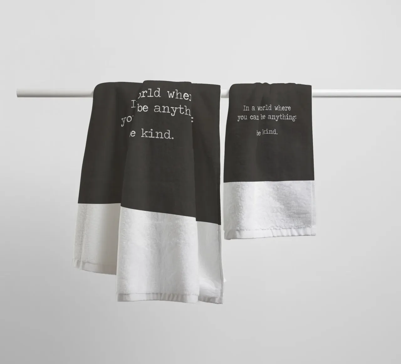 "Dans un monde où vous pouvez être n'importe quoi, soyez gentil" Vintage noir serviette de bain de Summer Soul Co. - Quotes