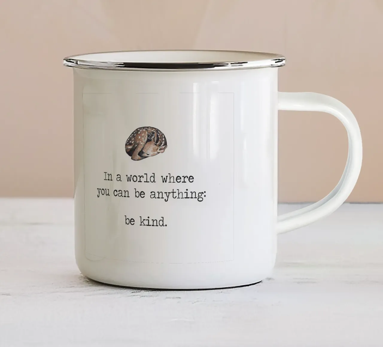 In un mondo in cui si può essere qualsiasi cosa "Be Kind" Arte verbale del cervo tazza in smalto da Summer Soul Co. - Quotes