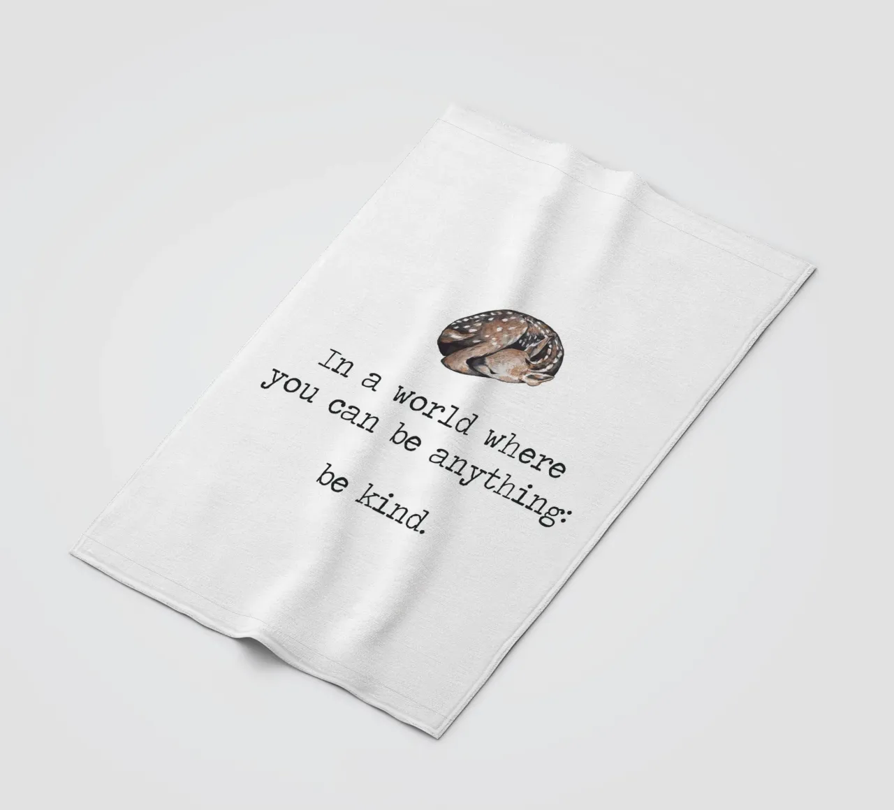In einer Welt, in der man alles sein kann "Be Kind" Deer Word Art Fleecedecke von Summer Soul Co. - Quotes