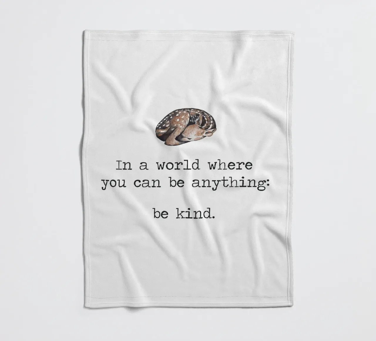 In einer Welt, in der man alles sein kann "Be Kind" Deer Word Art Fleecedecke von Summer Soul Co. - Quotes
