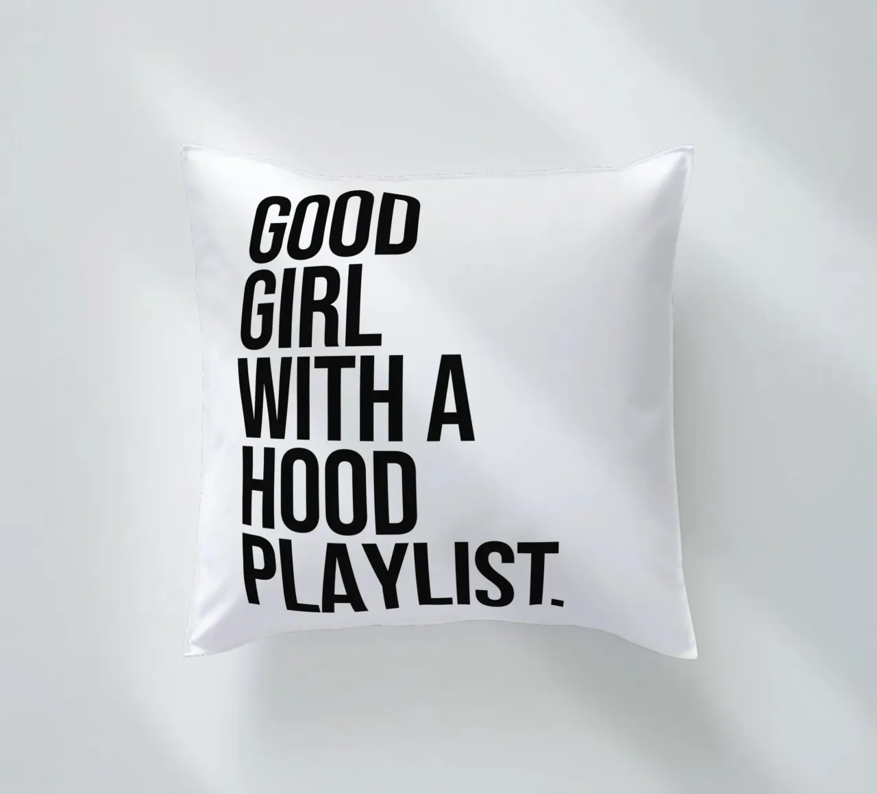 Una brava ragazza con una playlist per il quartiere cuscino da Paigaam Studio