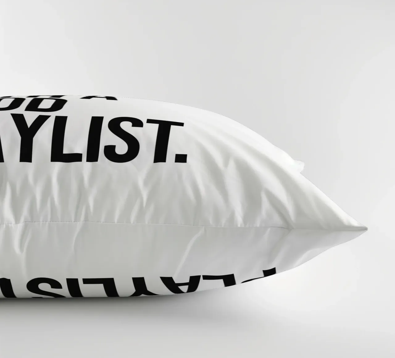 Una brava ragazza con una playlist per il quartiere cuscino da Paigaam Studio