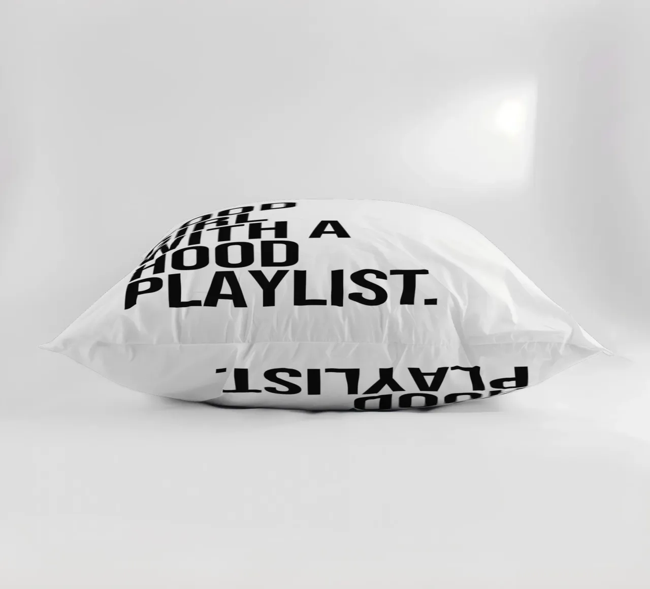 Una brava ragazza con una playlist per il quartiere cuscino da Paigaam Studio