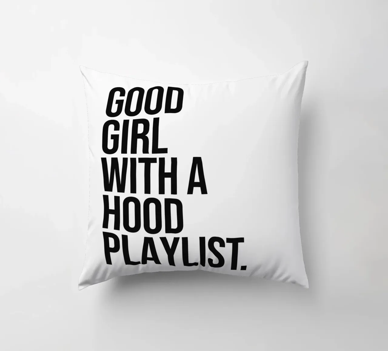 Una brava ragazza con una playlist per il quartiere cuscino da Paigaam Studio