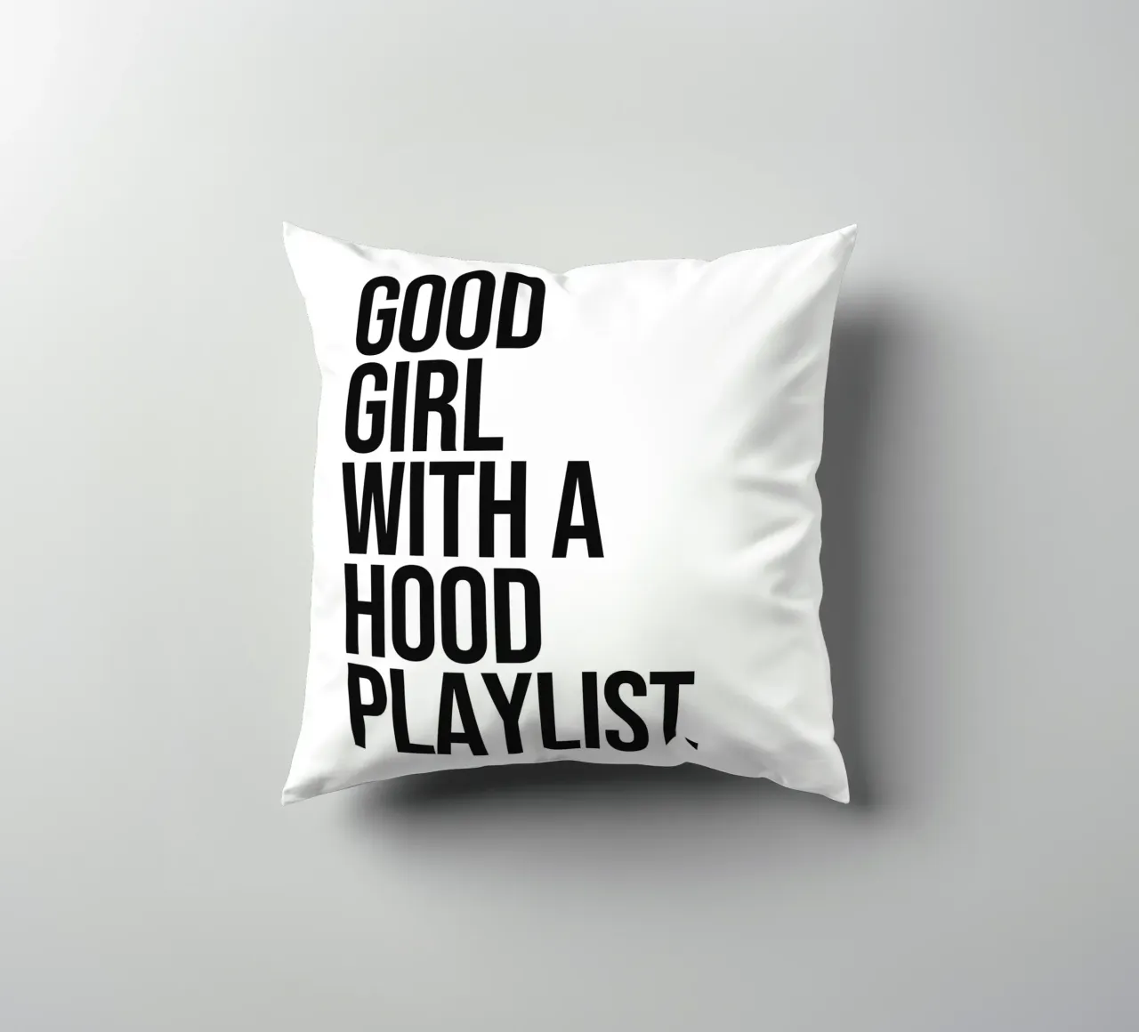 Una brava ragazza con una playlist per il quartiere cuscino da Paigaam Studio